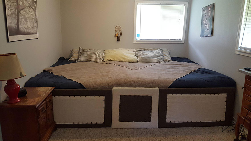 Couple Has 5 Cats And 2 Dogs That All Love To Sleep In Their Bed Couple Has 5 Cats And 2 Dogs That All Love To Sleep In Their Bed So This Is Solution